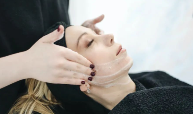 精华液的作用和功效(精华液的好处有哪些)